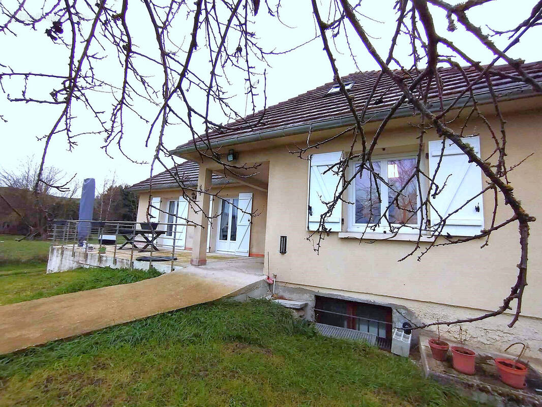 Maison à CREUZIER-LE-VIEUX
