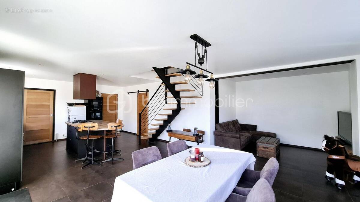 Maison à TREDREZ-LOCQUEMEAU