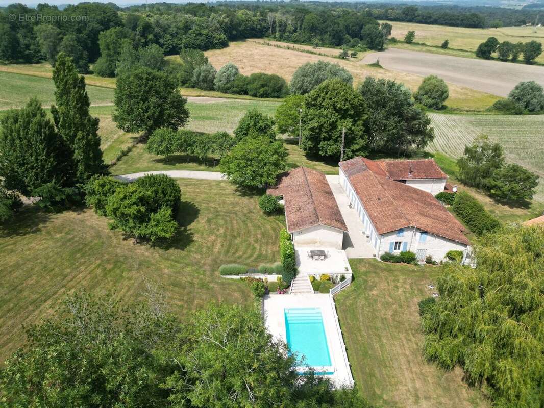 Maison à COURGEAC