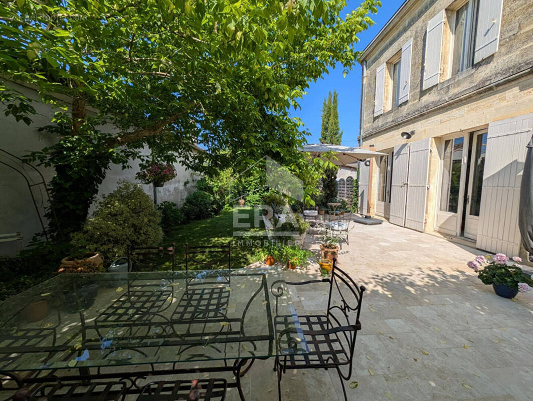 Maison à SAINT-MEDARD-DE-GUIZIERES