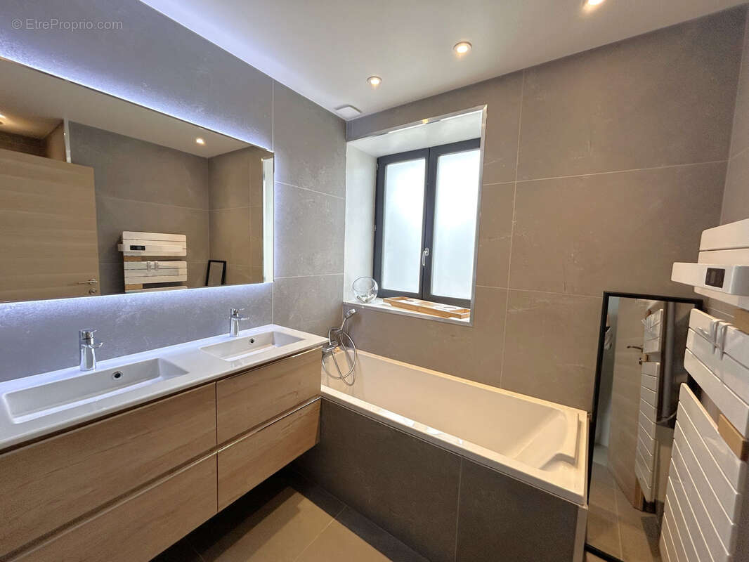 Appartement à GREZIEU-LA-VARENNE