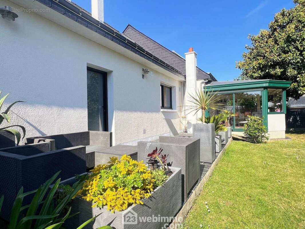 L&#039;extérieur est paysagé et arboré avec goût... - Maison à AVRILLE