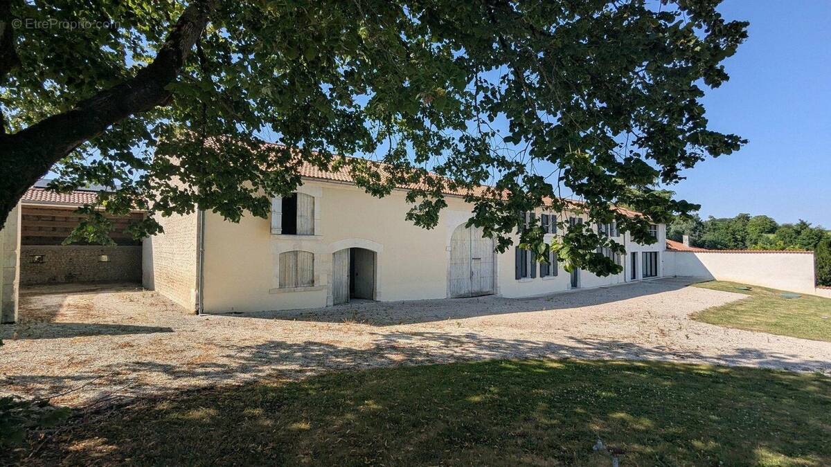 Photo 1 - Maison à BARBEZIEUX-SAINT-HILAIRE