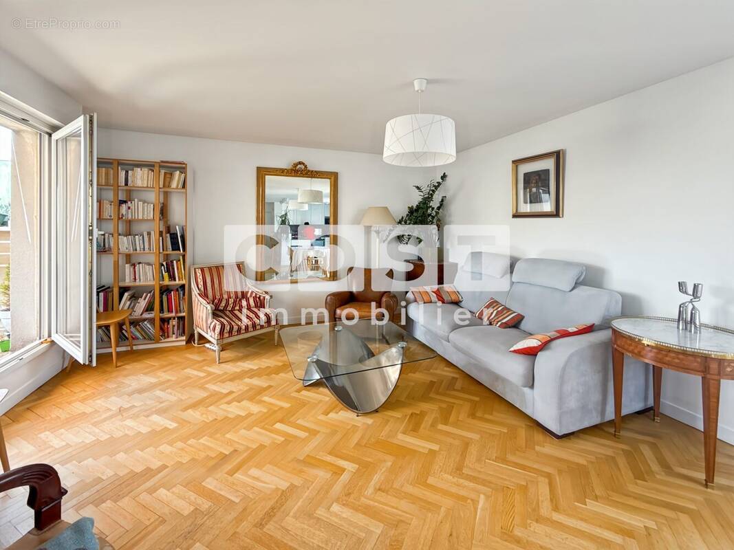Appartement à COURBEVOIE