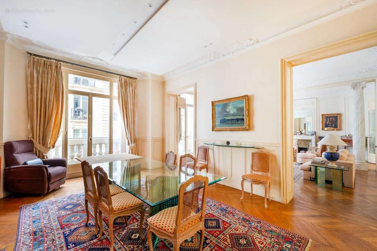 Appartement à PARIS-16E