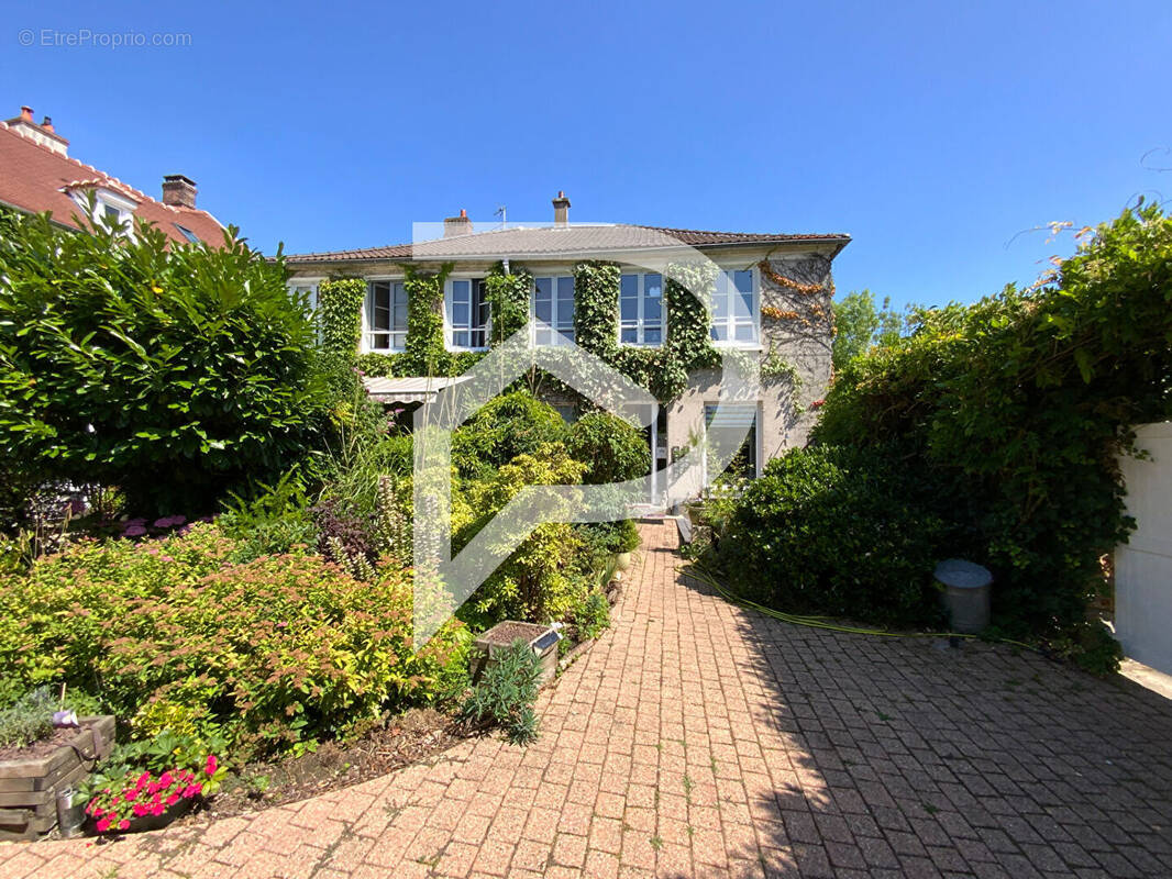 Maison à LE MESNIL-SAINT-DENIS
