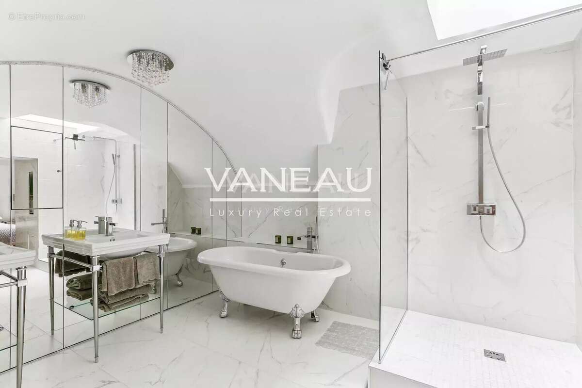 Appartement à PARIS-8E