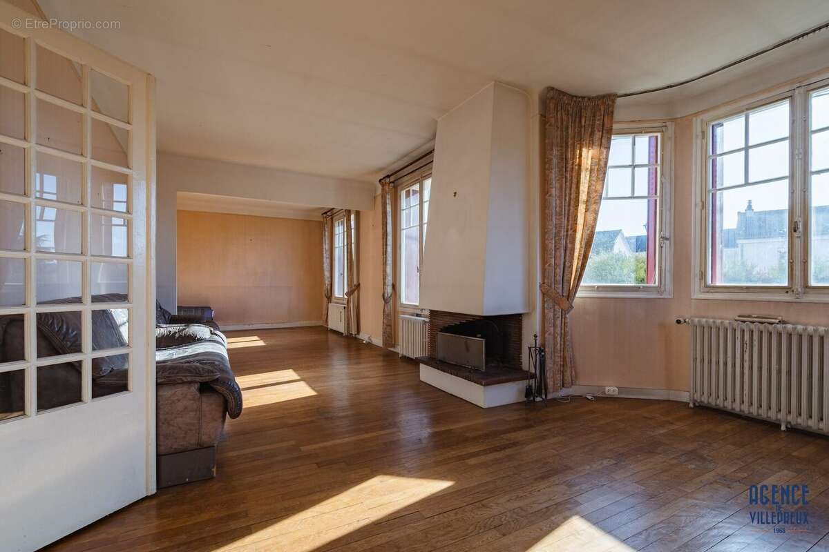 Maison à LES CLAYES-SOUS-BOIS