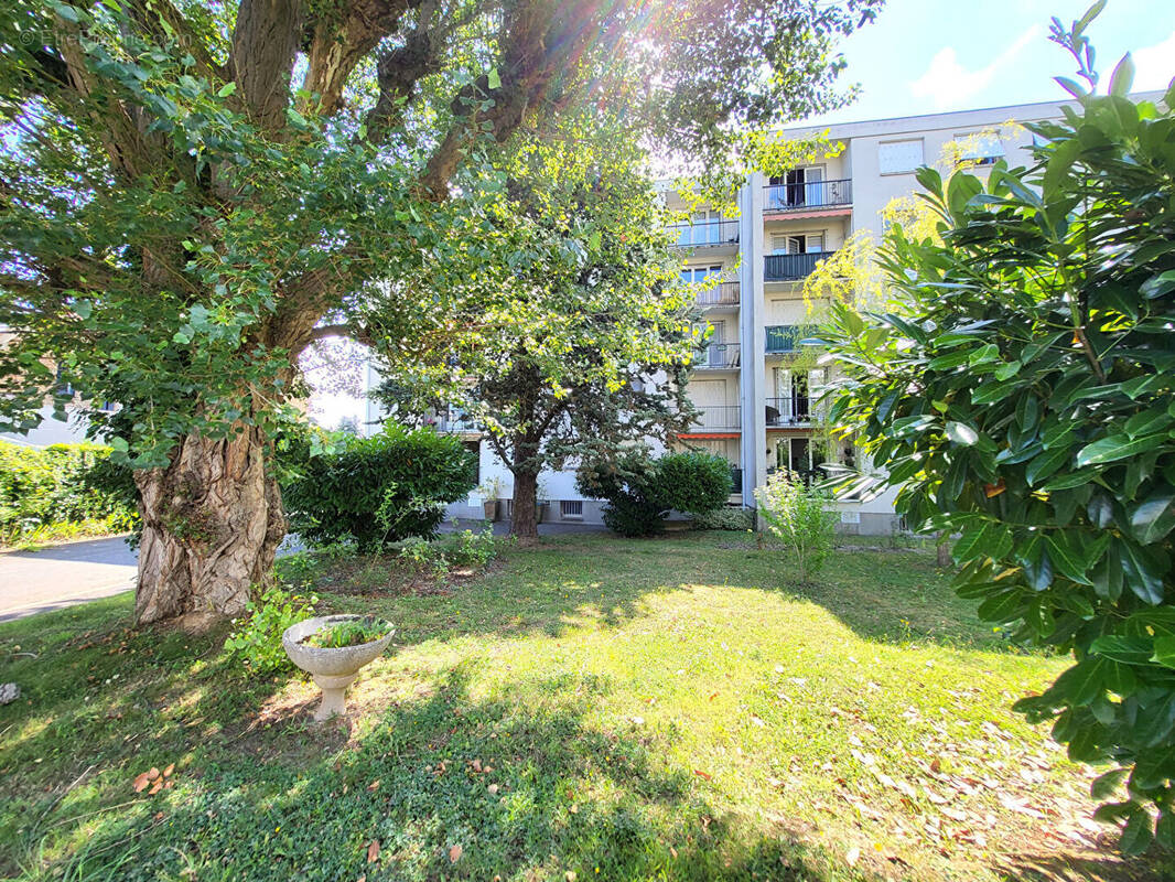 Appartement à LES CLAYES-SOUS-BOIS