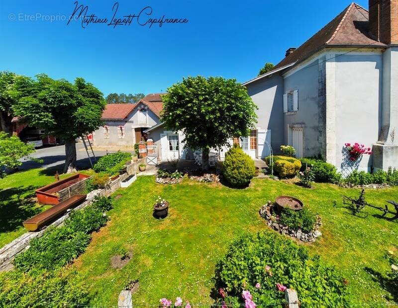 Maison à SAINT-PIERRE-DE-CHIGNAC