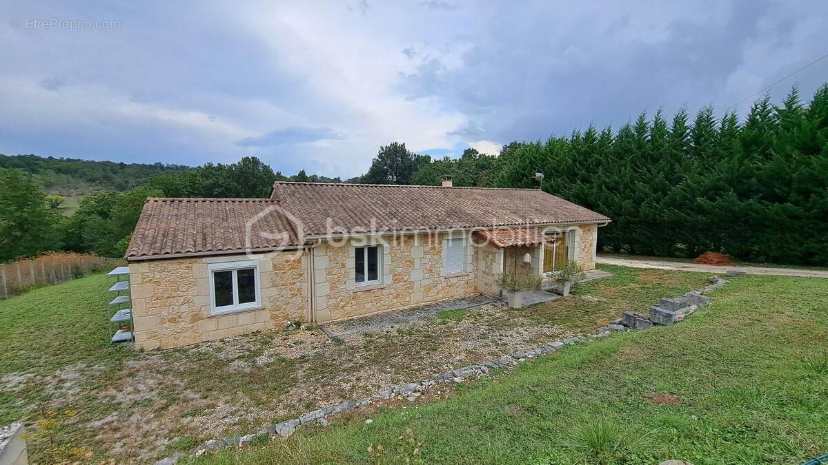 Maison à SAINT-PIERRE-DE-CHIGNAC