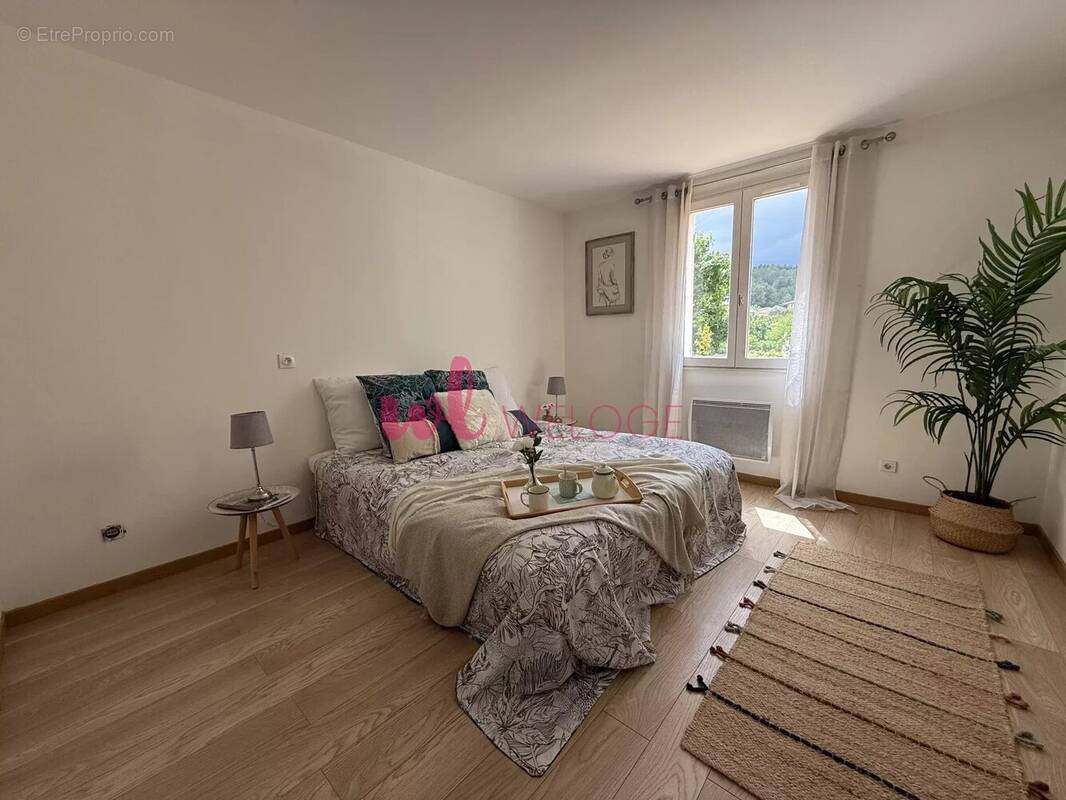 Maison à SIMIANE-COLLONGUE