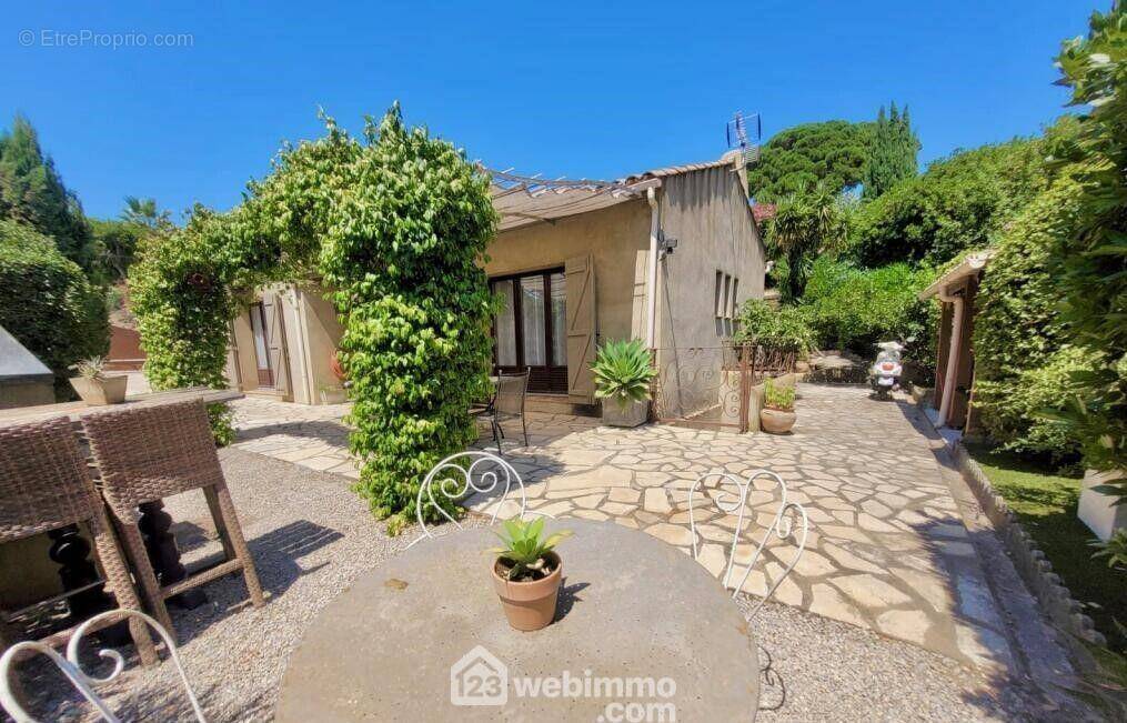 Une pergola sublimée par un magnifique jasmin, apportant charme et fraîcheur. - Maison à SAINTE-MAXIME