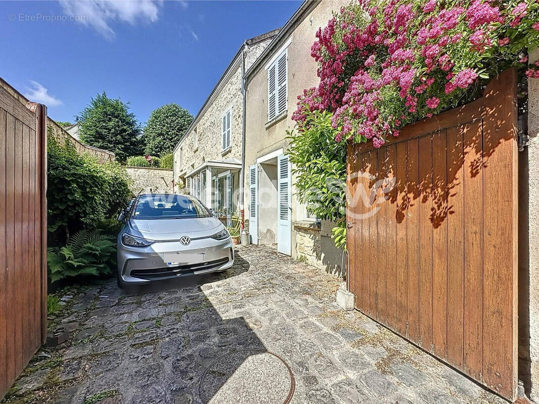 Maison à JOUY-LE-MOUTIER