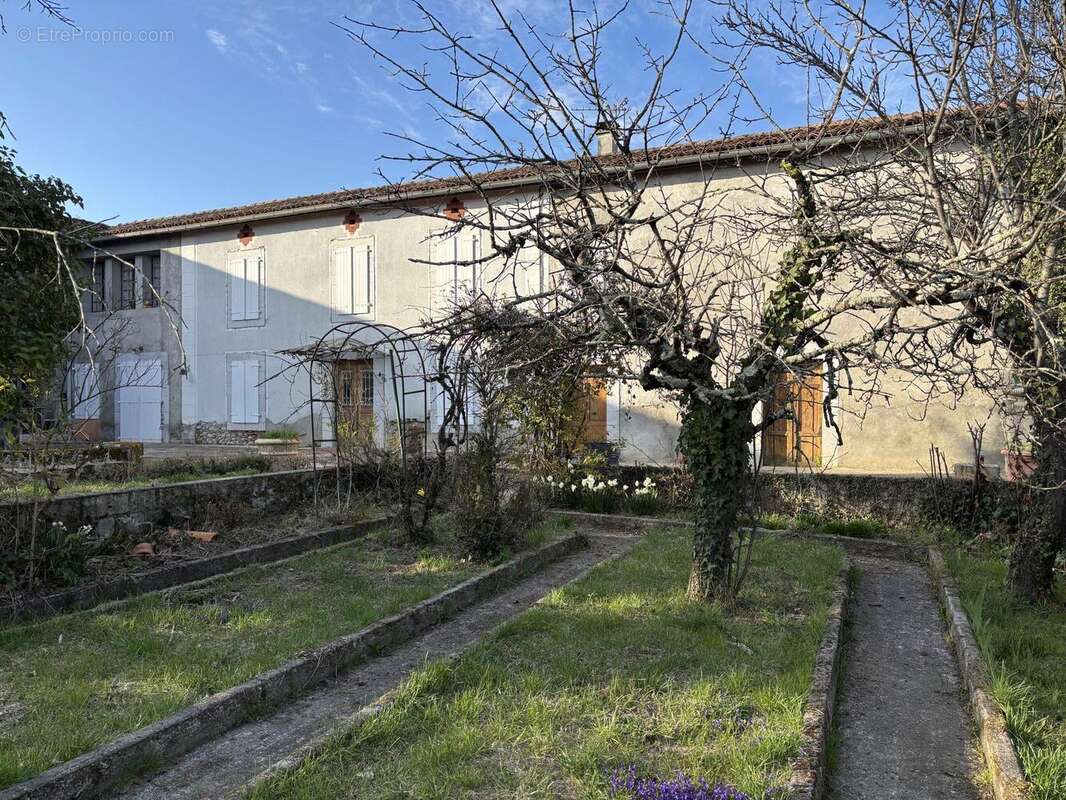Maison à VILLENEUVE-DE-RIVIERE