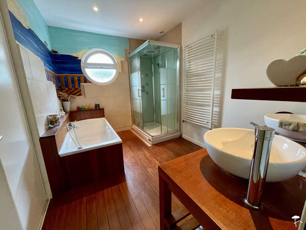 salle de bains au rez de chaussé - Maison à FARGUES