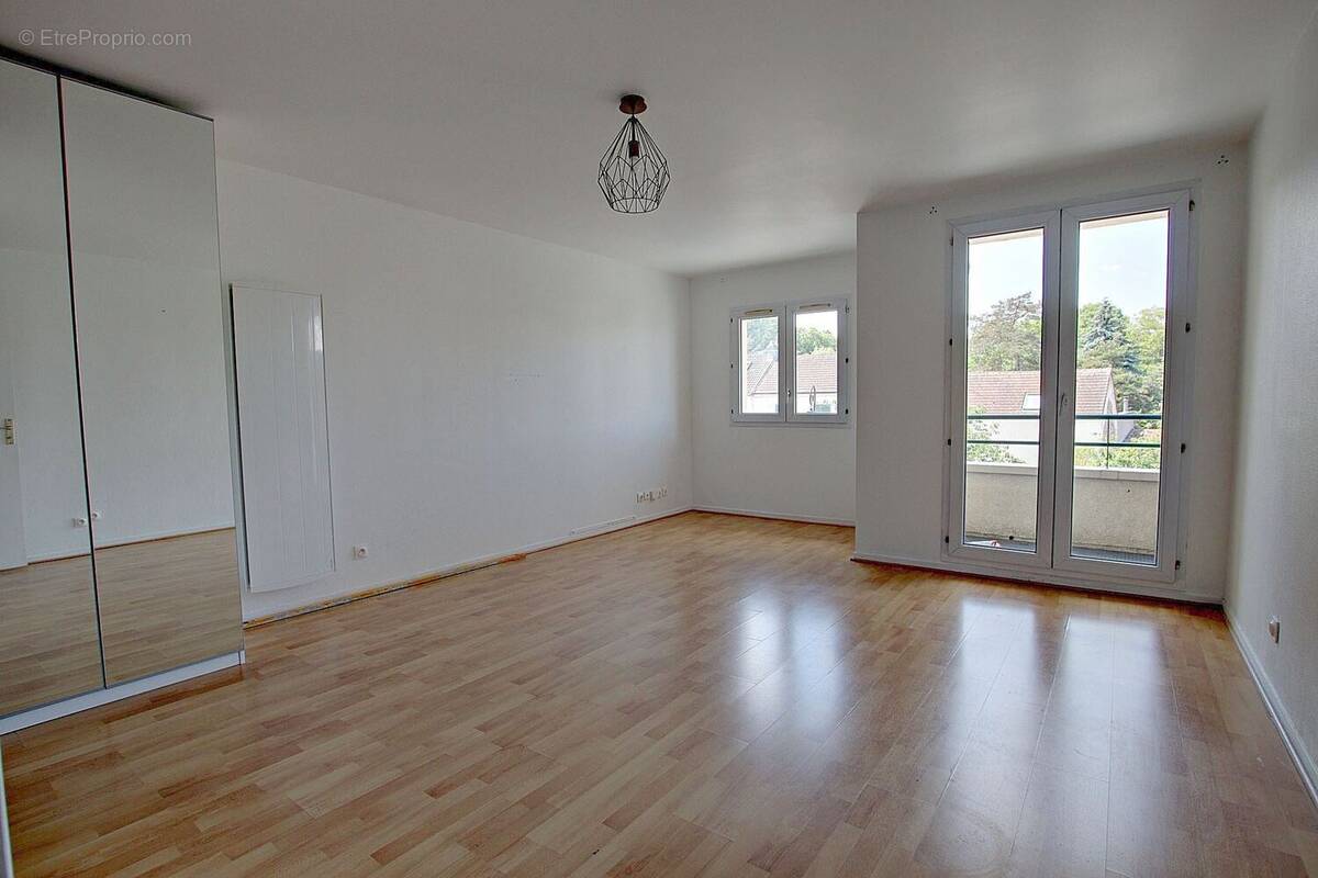 Appartement à LE MESNIL-SAINT-DENIS