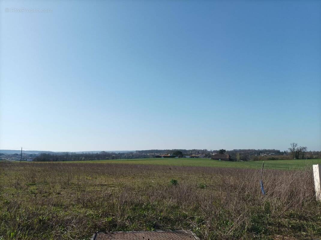 Terrain à LA COURONNE