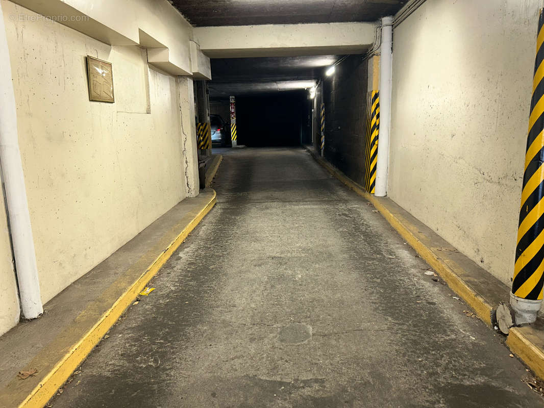 Parking à PARIS-15E