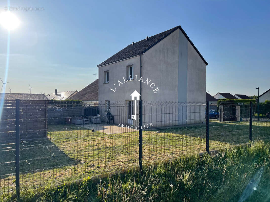 Maison à CROISILLES