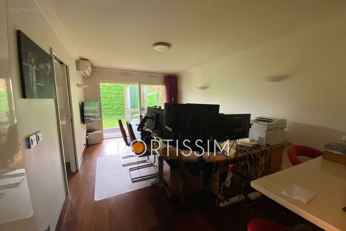Appartement à SAINT-LAURENT-DU-VAR
