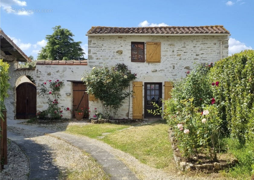 Maison à SAINT-JUIRE-CHAMPGILLON