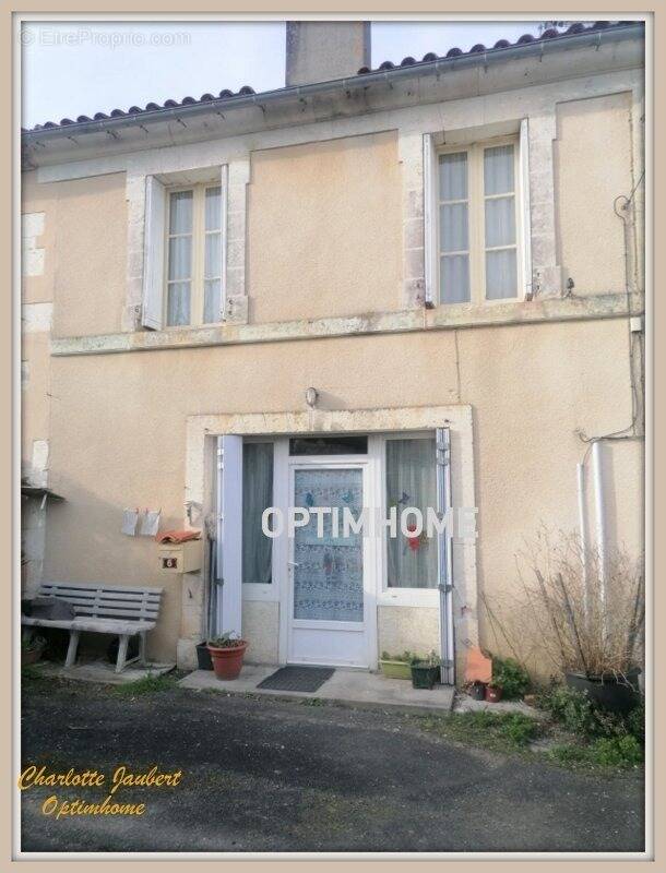 Maison à MONTMOREAU-SAINT-CYBARD