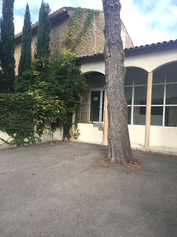 Commerce à ENTRAIGUES-SUR-LA-SORGUE