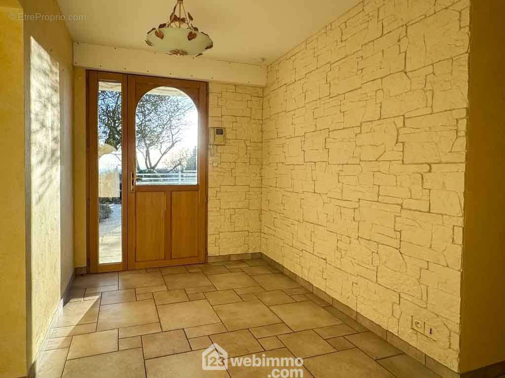 Profitez d&#039;un vrai espace d&#039;accueil - Maison à MENOMBLET