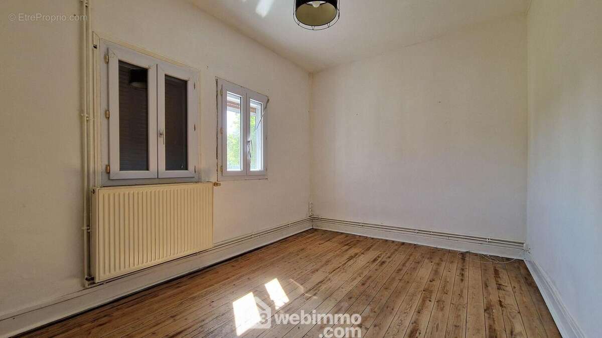 A ses côtés, le salon agréable - Maison à LAON
