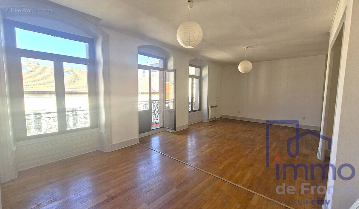 piece de vie vue coté salon  - Appartement à SAINT-ETIENNE