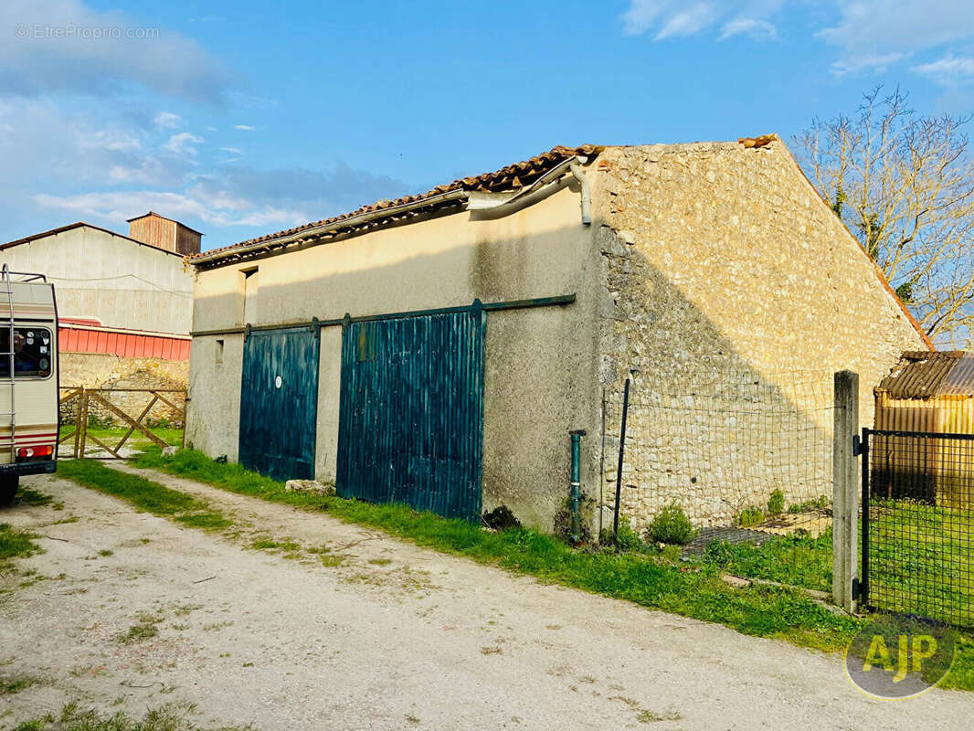 Parking à LESPARRE-MEDOC