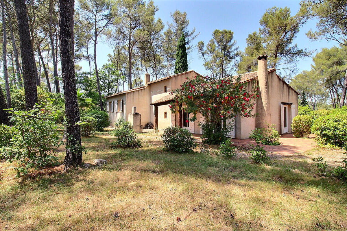 Maison à SAINT-CLEMENT-DE-RIVIERE