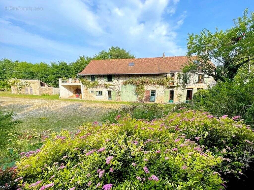 Maison à SAINT-LEGER-VAUBAN