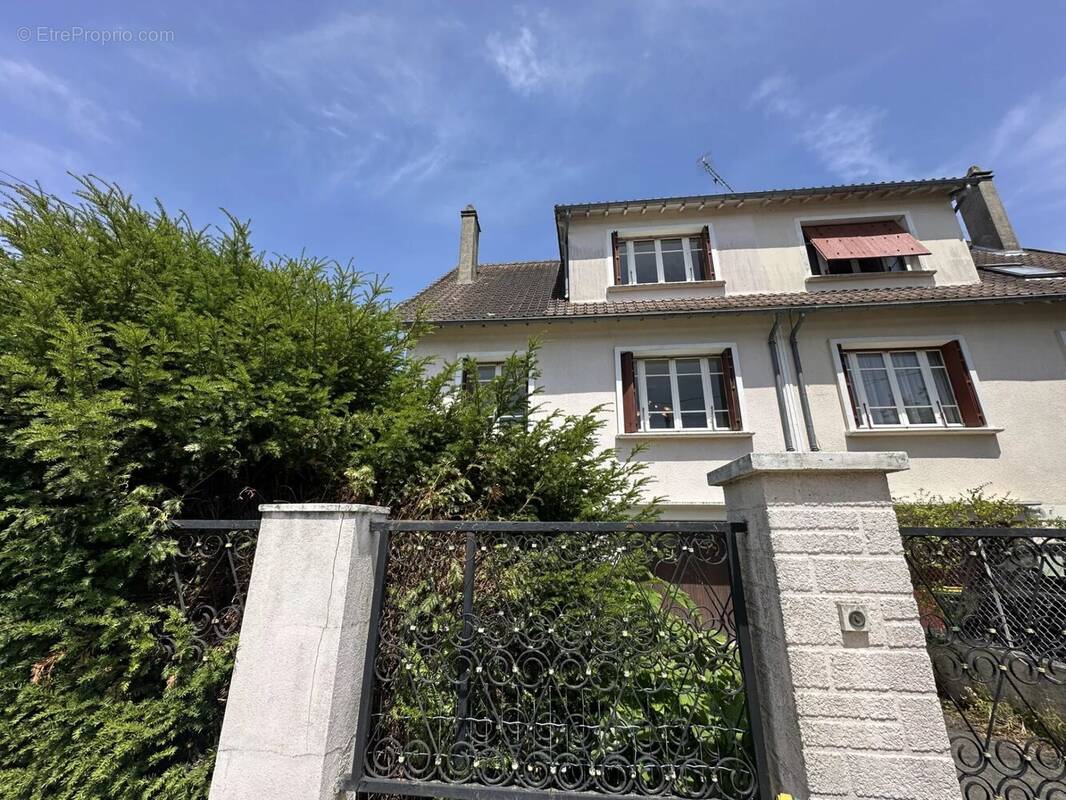 Maison à LE MESNIL-SAINT-DENIS