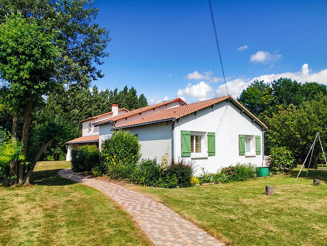 Maison à MONTREVAULT
