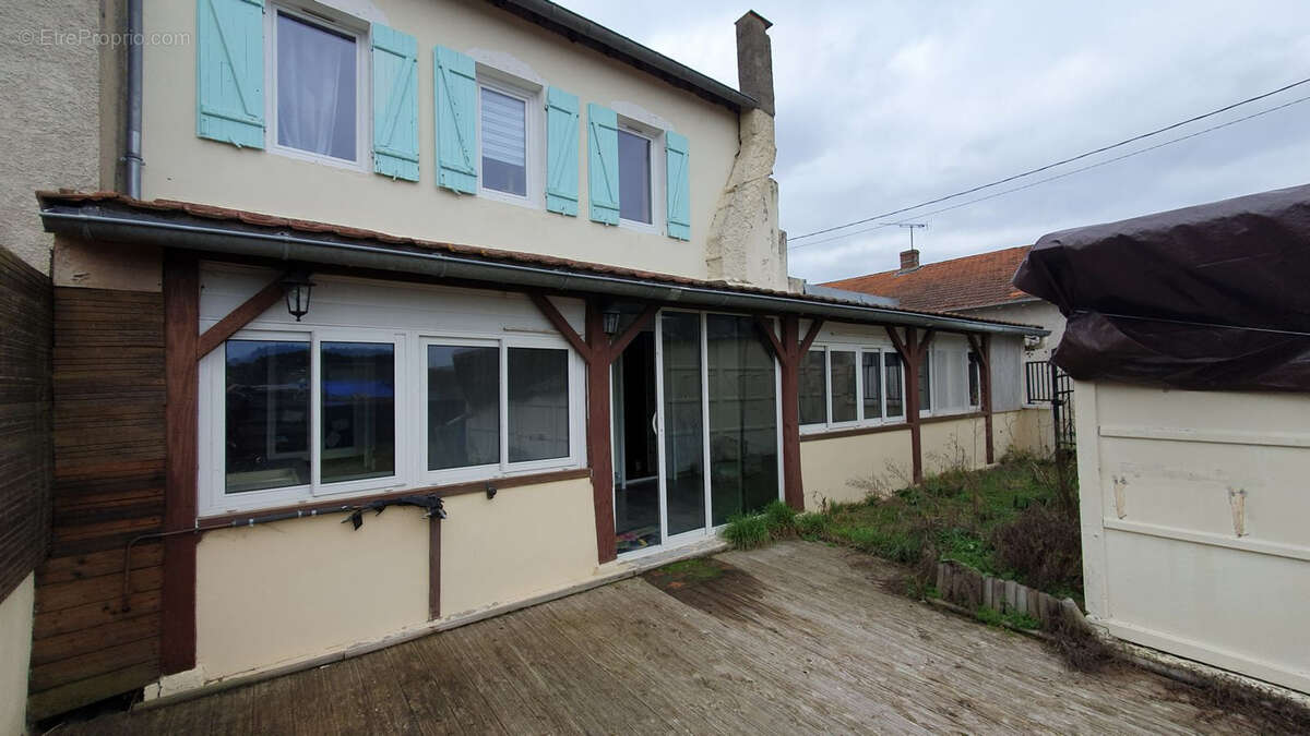 Appartement à CREUZIER-LE-VIEUX