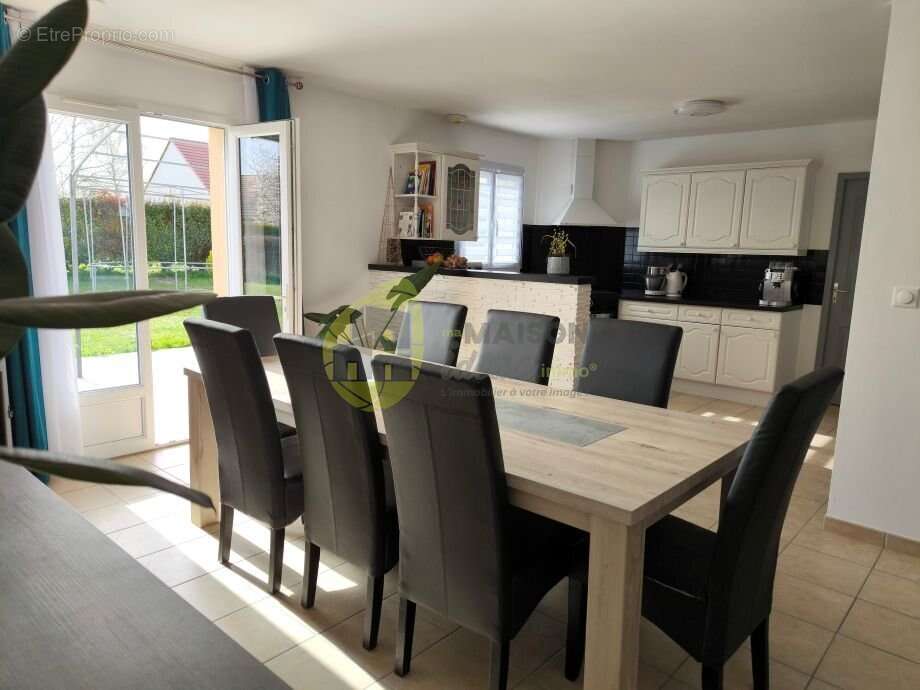 Maison à AVORD