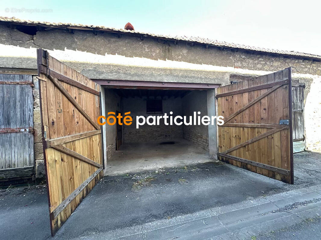Parking à SAINT-AMAND-MONTROND
