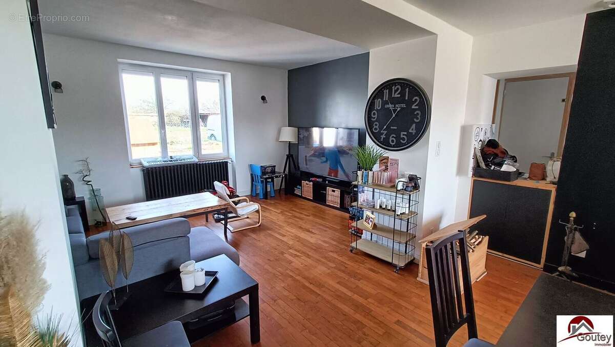 Maison à RENAISON