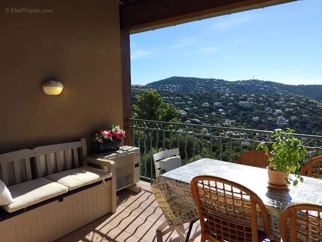 Appartement à ROQUEBRUNE-SUR-ARGENS
