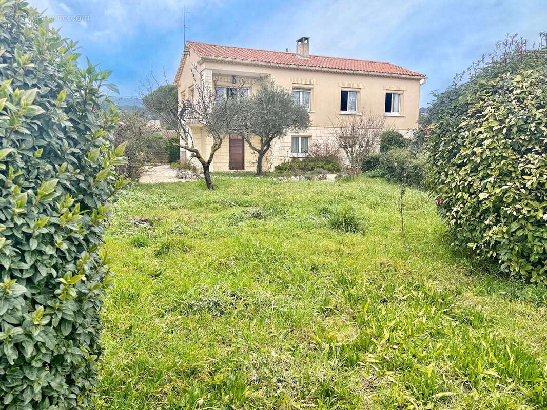Maison à LAUDUN-L&#039;ARDOISE