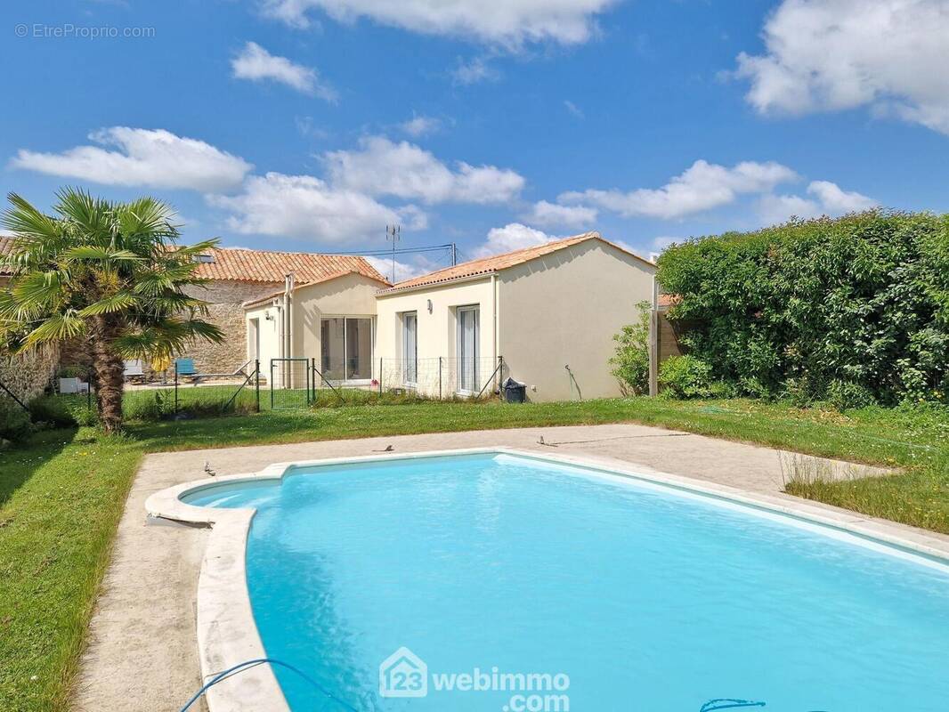 Vue de la maison à l&#039;arrière, côté piscine - Maison à LES CLOUZEAUX