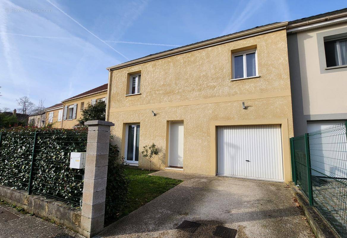 Maison à OLLAINVILLE