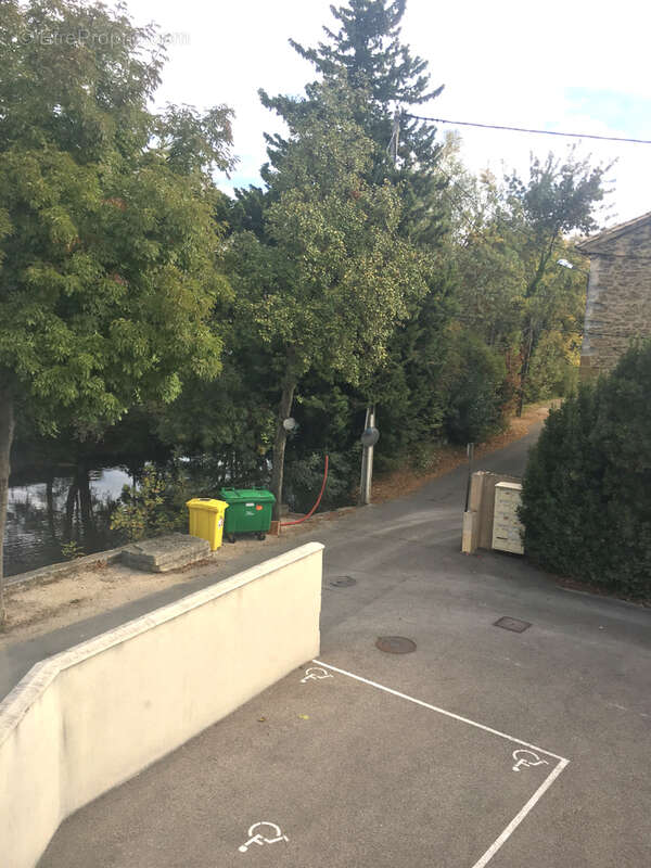 Commerce à ENTRAIGUES-SUR-LA-SORGUE