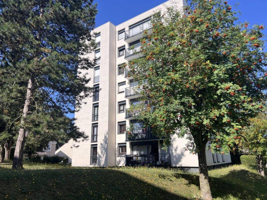 Appartement à LES CLAYES-SOUS-BOIS