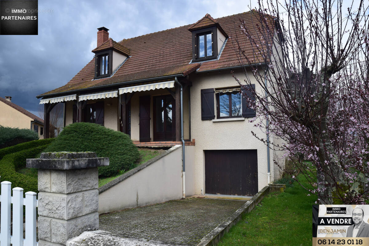 Maison à SAINT-REMY-EN-ROLLAT