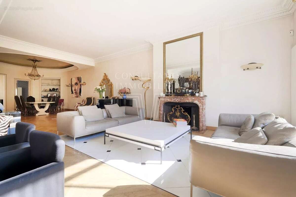 Appartement à PARIS-16E