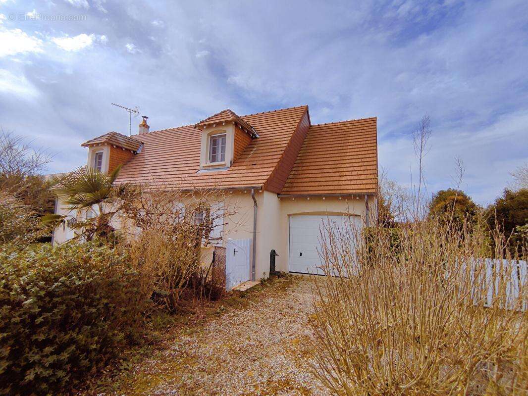 Maison à YZEURES-SUR-CREUSE