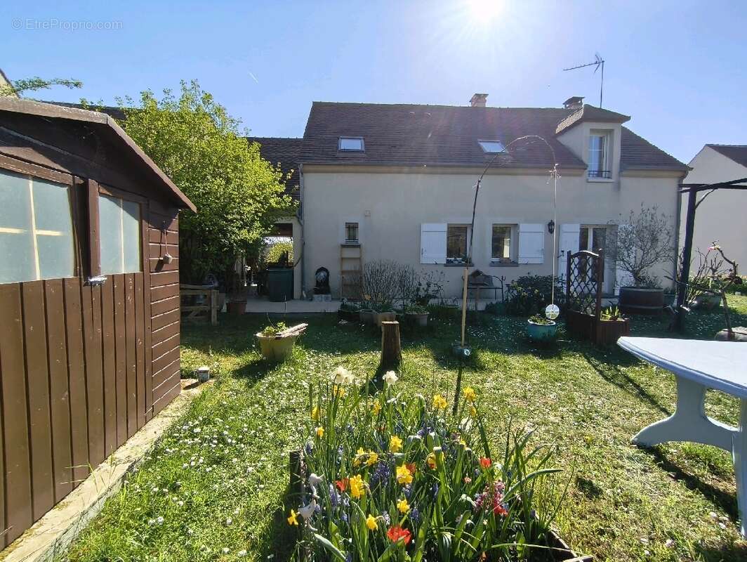 Maison à VALLANGOUJARD